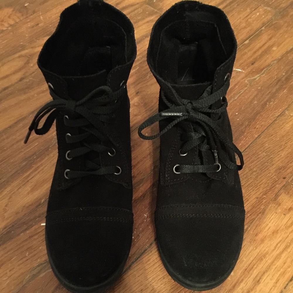 Zigi Girl black suede lace-up ankle boots; size: 6
